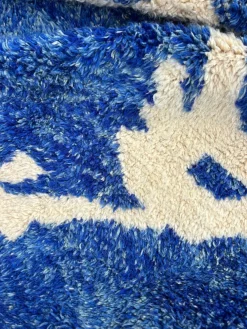 Handgeknüpfter marokkanischer Mrirt Teppich in Blau & Elfenbein, 2010er