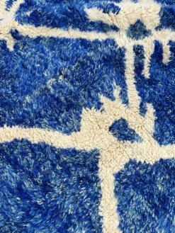Handgeknüpfter marokkanischer Mrirt Teppich in Blau & Elfenbein, 2010er