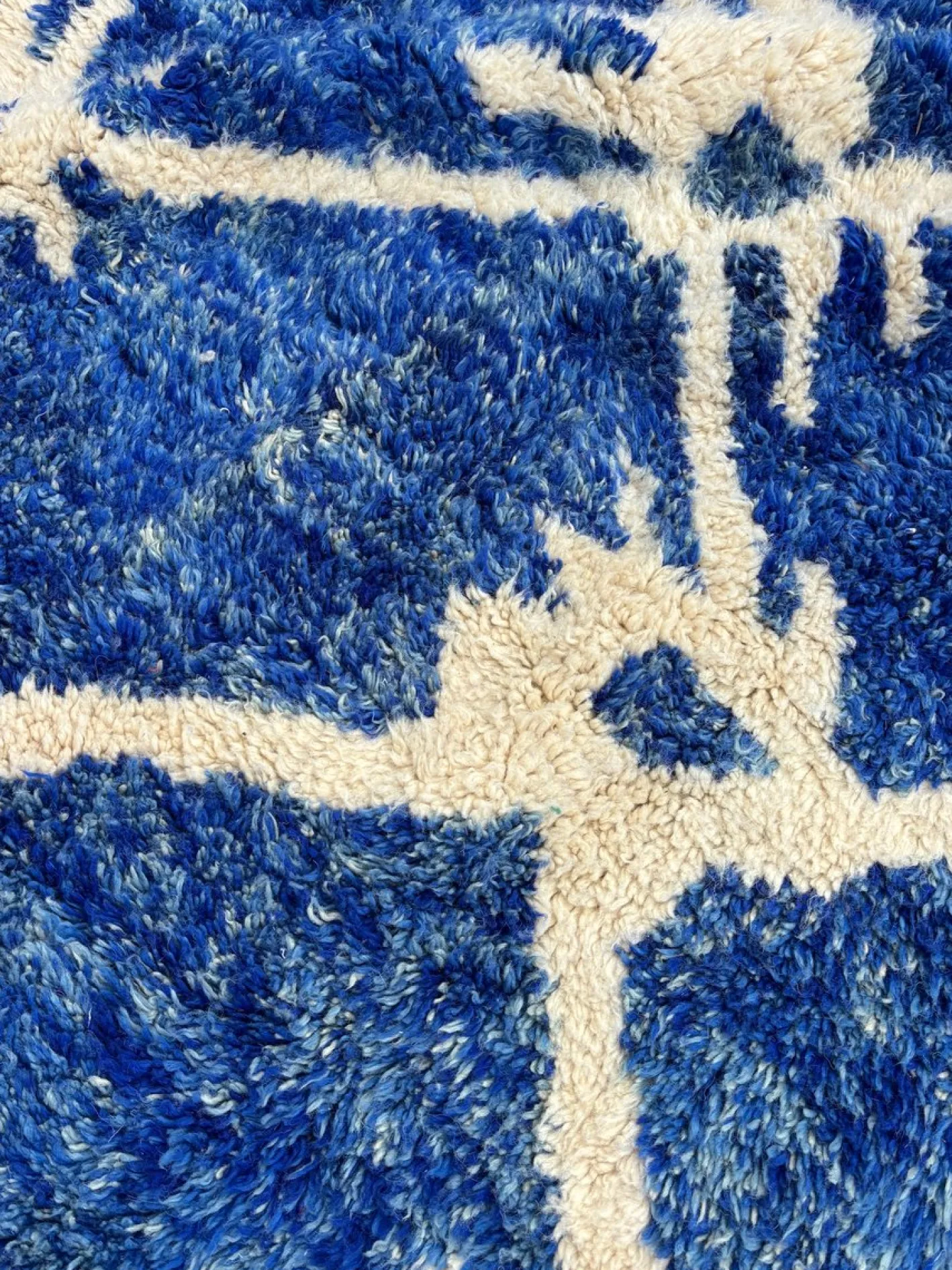 Handgeknüpfter marokkanischer Mrirt Teppich in Blau & Elfenbein, 2010er