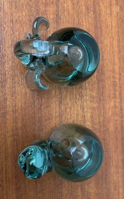 Handgemachter afrikanischer Vintage Kerzenhalter aus Glas in Tier-Optik von Ngwenya Glass, 2er Set