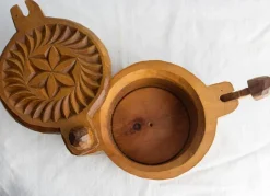 Handgeschnitzte Französische Salzdose aus Cembro Pine, 1950