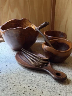 Handgeschnitztes Serviergeschirr aus Olivenholz, 1980er, 16er Set