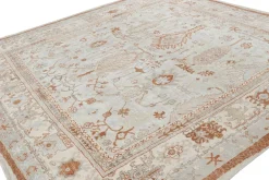 Hellblauer quadratischer Teppich im Oushak-Stil mit Blumenmuster von Rug&Kilim