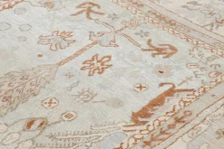 Hellblauer quadratischer Teppich im Oushak-Stil mit Blumenmuster von Rug&Kilim