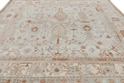 Hellblauer quadratischer Teppich im Oushak-Stil mit Blumenmuster von Rug&Kilim
