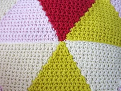 Hellrosa Triangles Geométrica Kissen von Com Raiz