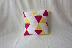 Hellrosa Triangles Geométrica Kissen von Com Raiz