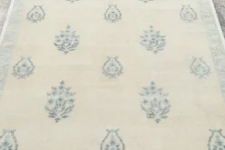 Himmelblauer Teppich aus Naturseide mit Blockmuster von Rug&Kelim