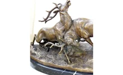 Hirschskulptur aus Bronze auf Marmorsockel, 20. Jh