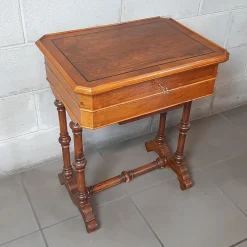 Hölzerne Werkbank mit Schubladen und Spiegel, 1900