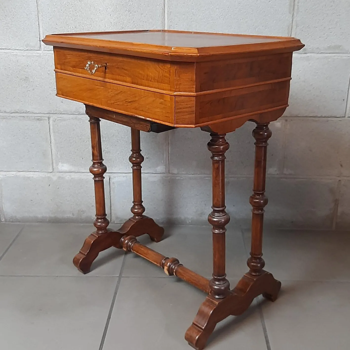 Hölzerne Werkbank mit Schubladen und Spiegel, 1900