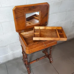 Hölzerne Werkbank mit Schubladen und Spiegel, 1900