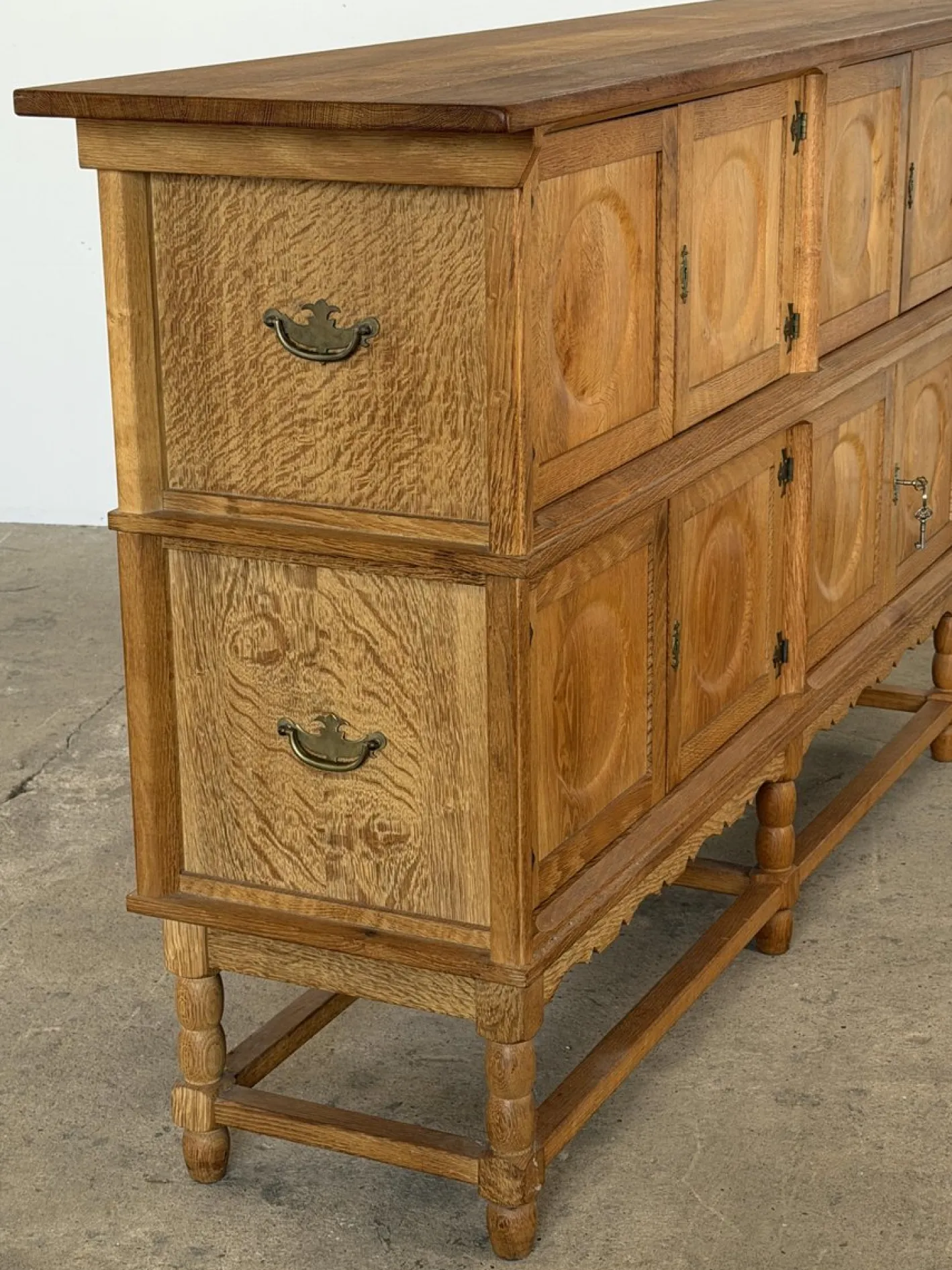 Hohes Mid-Century Modern Eichenholz Sideboard von Axel O. Röck für Ottrup Møbelfabrik, 1963