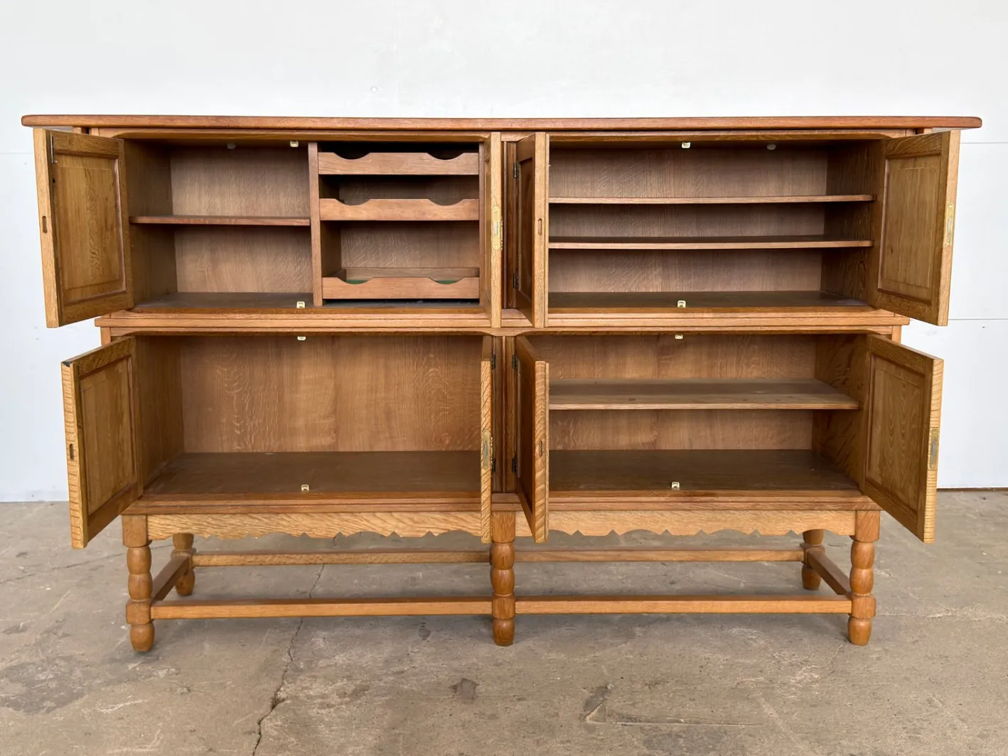 Hohes Mid-Century Modern Eichenholz Sideboard von Axel O. Röck für Ottrup Møbelfabrik, 1963