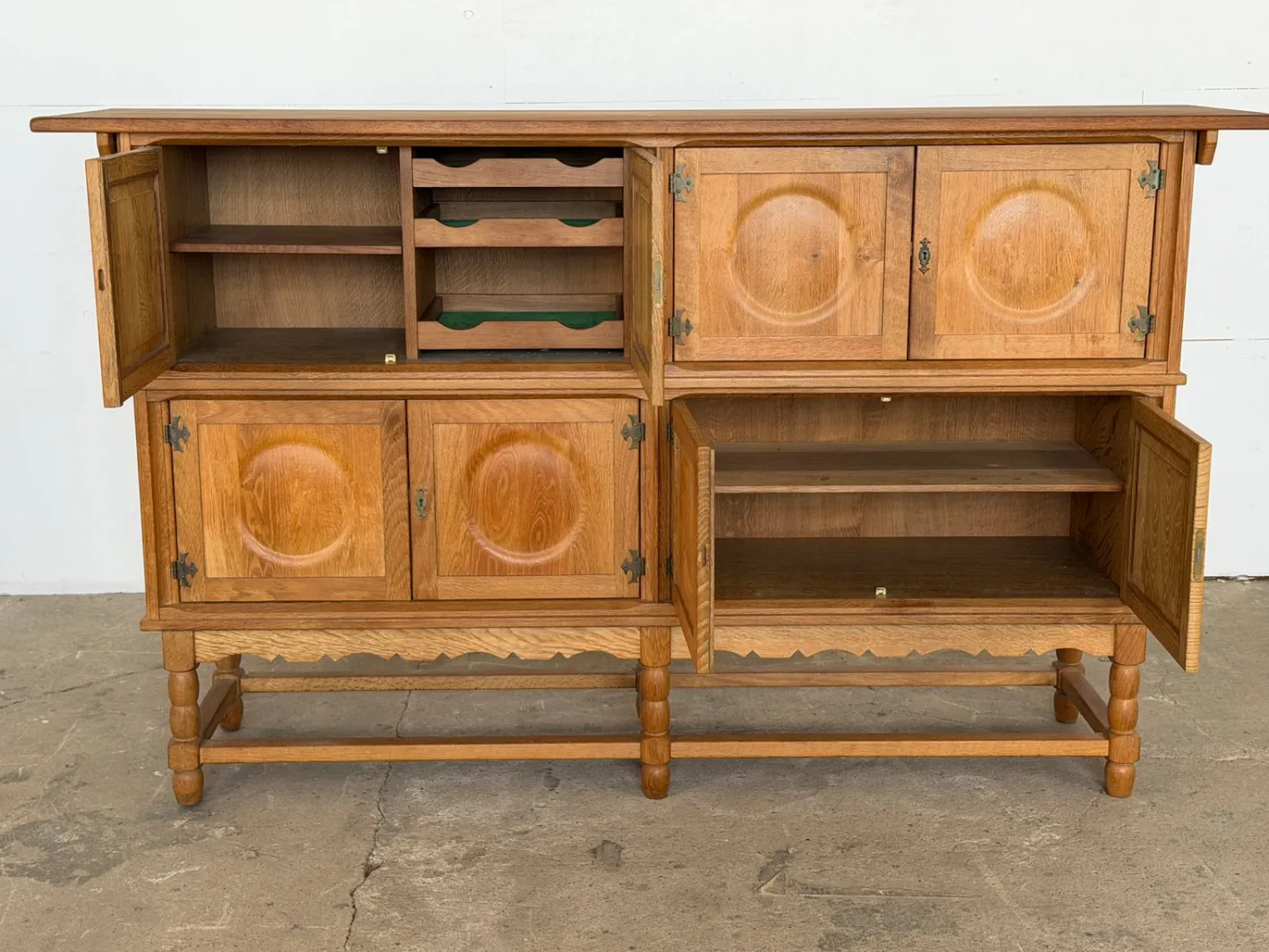 Hohes Mid-Century Modern Eichenholz Sideboard von Axel O. Röck für Ottrup Møbelfabrik, 1963