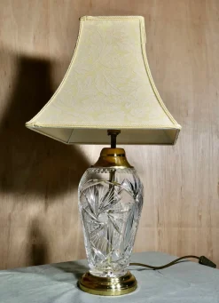 Hohe Tischlampe aus geschliffenem Glas & Messing von Hand, 1950er