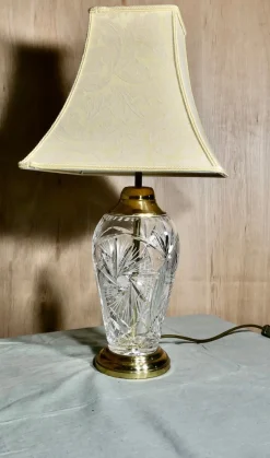 Hohe Tischlampe aus geschliffenem Glas & Messing von Hand, 1950er