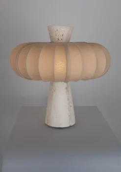 Honed Tischlampe aus rohem Travertin & sandfarbener Baumwolle von ZAVADSKI