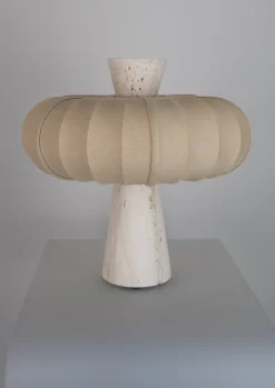 Honed Tischlampe aus rohem Travertin & sandfarbener Baumwolle von ZAVADSKI