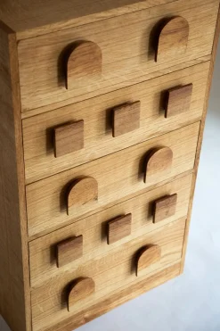 Hunderts Schrank von Stieglitz Brookes