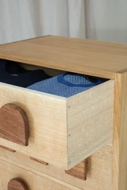 Hunderts Schrank von Stieglitz Brookes