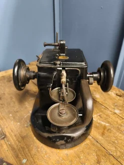 Hutmacher- oder Pelzmacher-Nähmaschine, 1920er