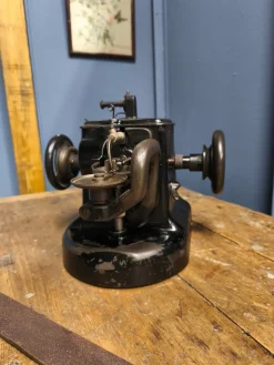 Hutmacher- oder Pelzmacher-Nähmaschine, 1920er