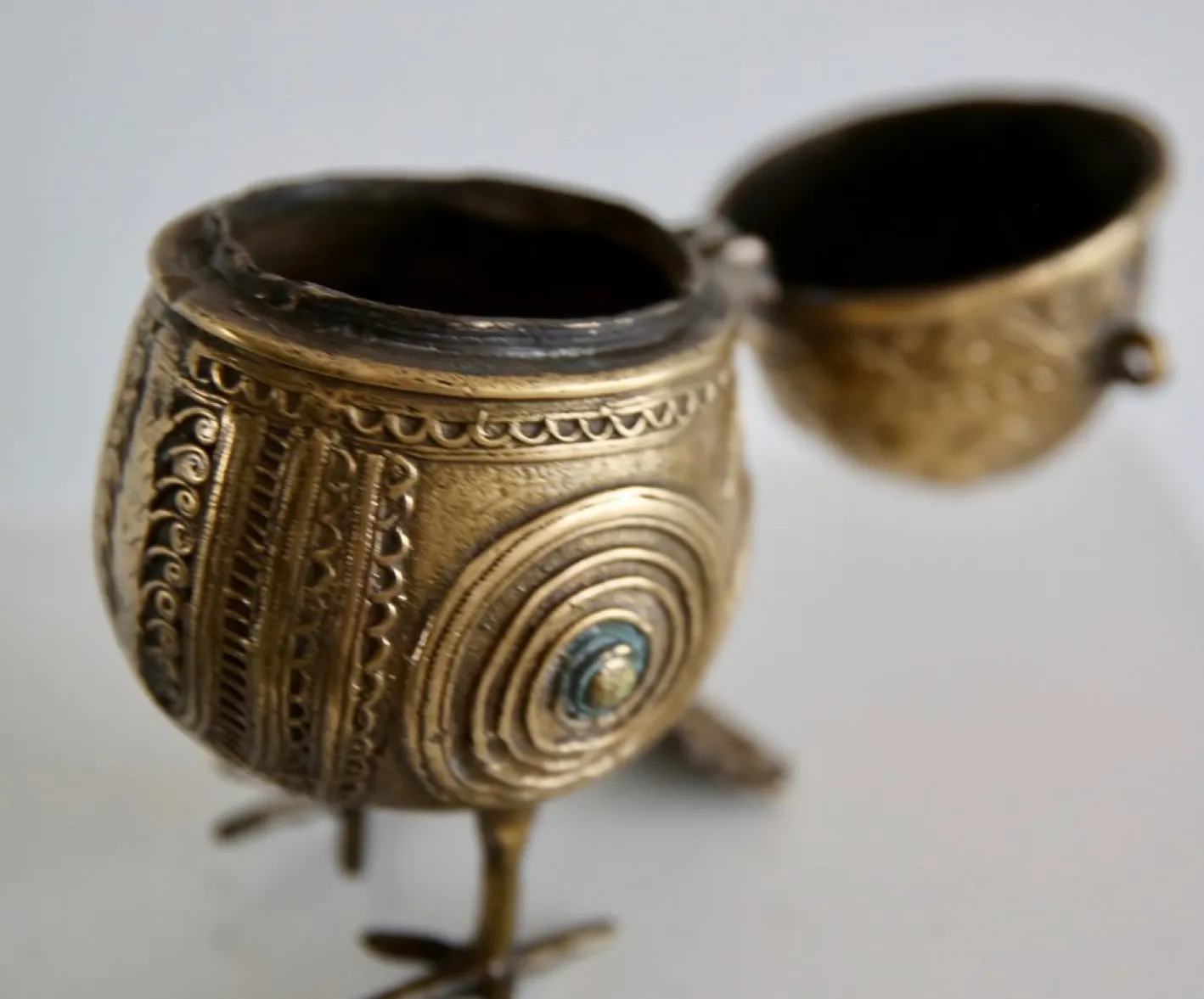 Indische Vergoldete Bronze Dhokra Eulen Skulptur Box, Frühes 20. Jh.