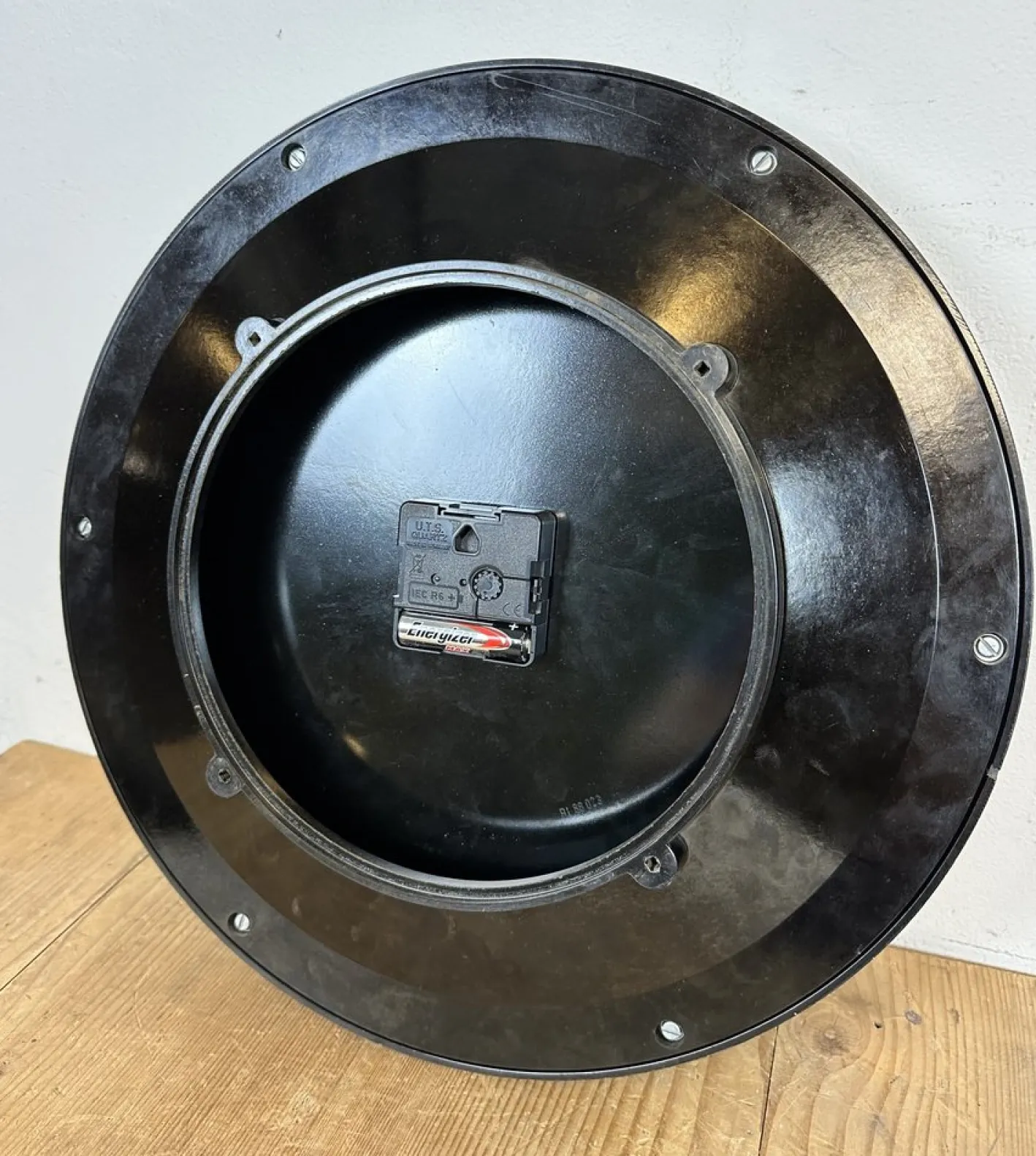 Industrielle Fabrik Wanduhr aus Bakelit von Pragotron, 1970er