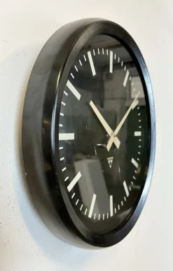 Industrielle Fabrik Wanduhr aus Bakelit von Pragotron, 1970er