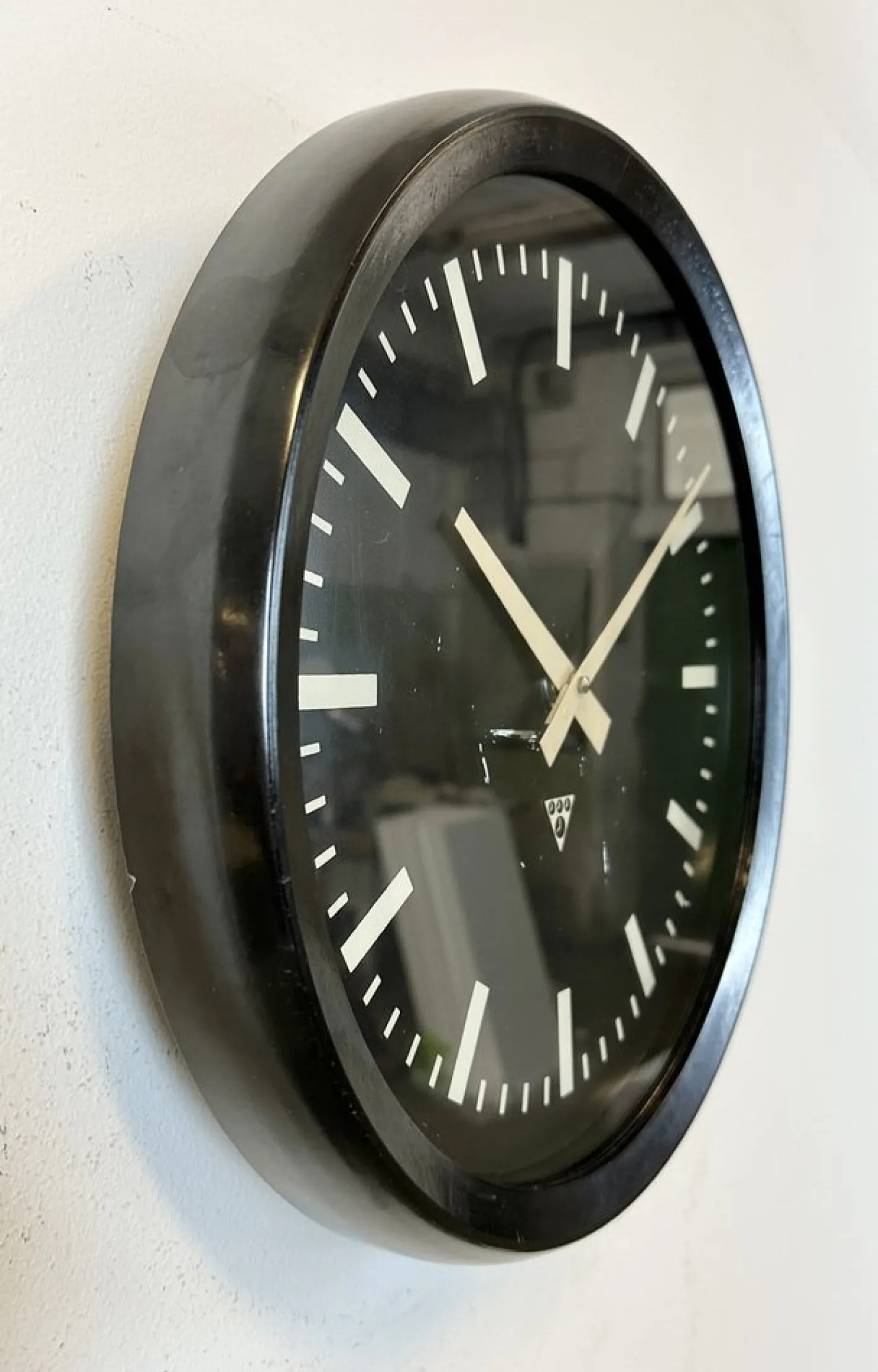 Industrielle Fabrik Wanduhr aus Bakelit von Pragotron, 1970er