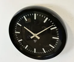 Industrielle Fabrik Wanduhr aus Bakelit von Pragotron, 1970er