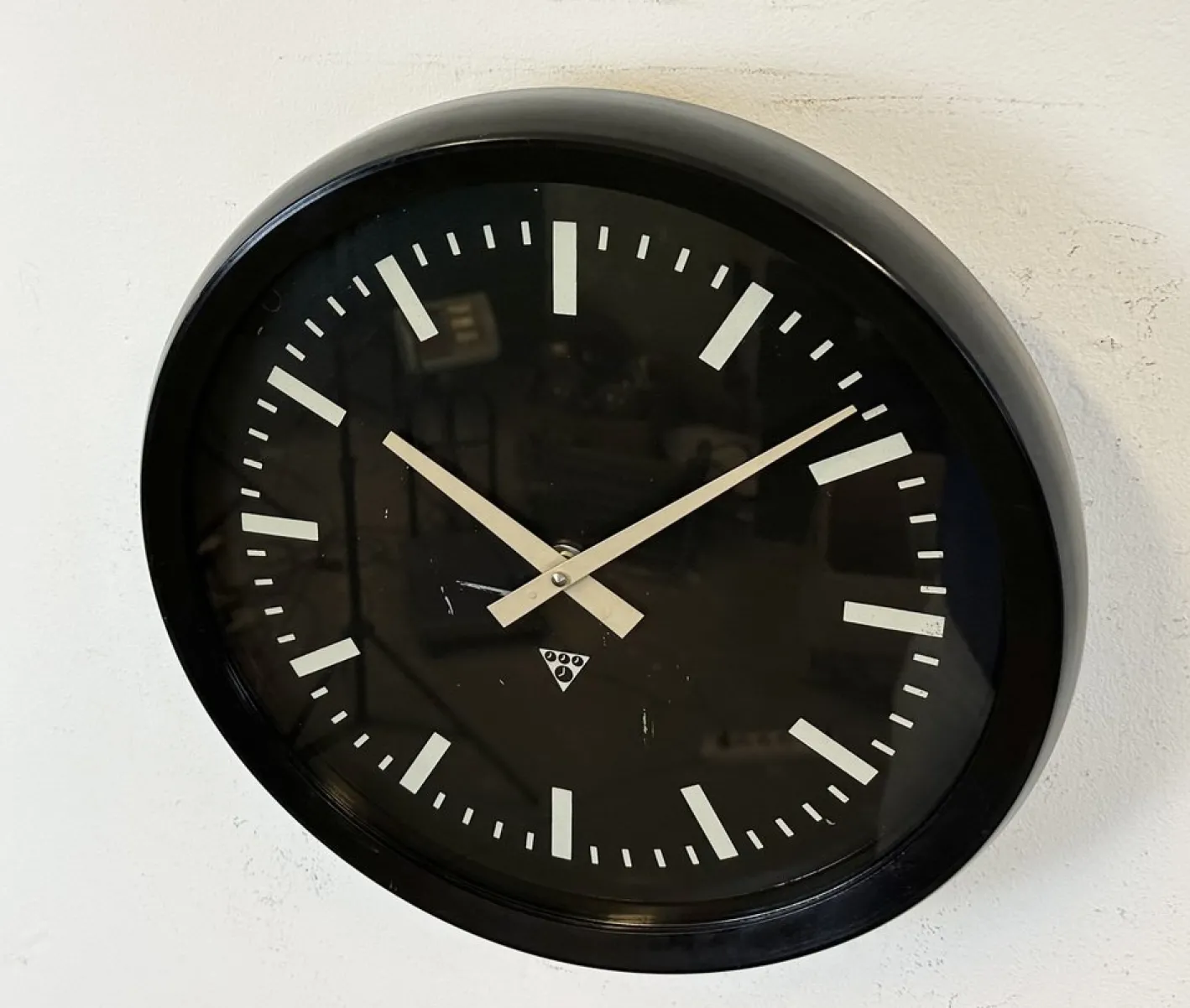Industrielle Fabrik Wanduhr aus Bakelit von Pragotron, 1970er