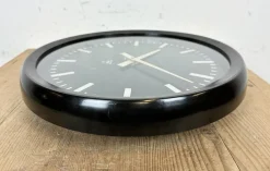 Industrielle Fabrik Wanduhr aus Bakelit von Pragotron, 1970er