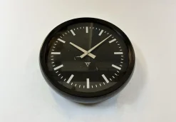 Industrielle Fabrik Wanduhr aus Bakelit von Pragotron, 1970er
