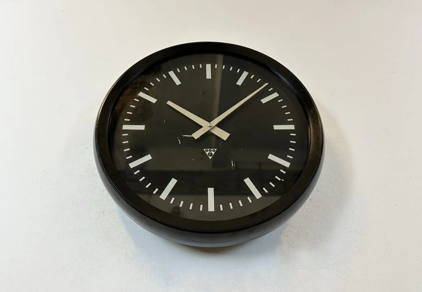 Industrielle Fabrik Wanduhr aus Bakelit von Pragotron, 1970er