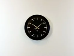 Industrielle Fabrik Wanduhr aus Bakelit von Pragotron, 1970er