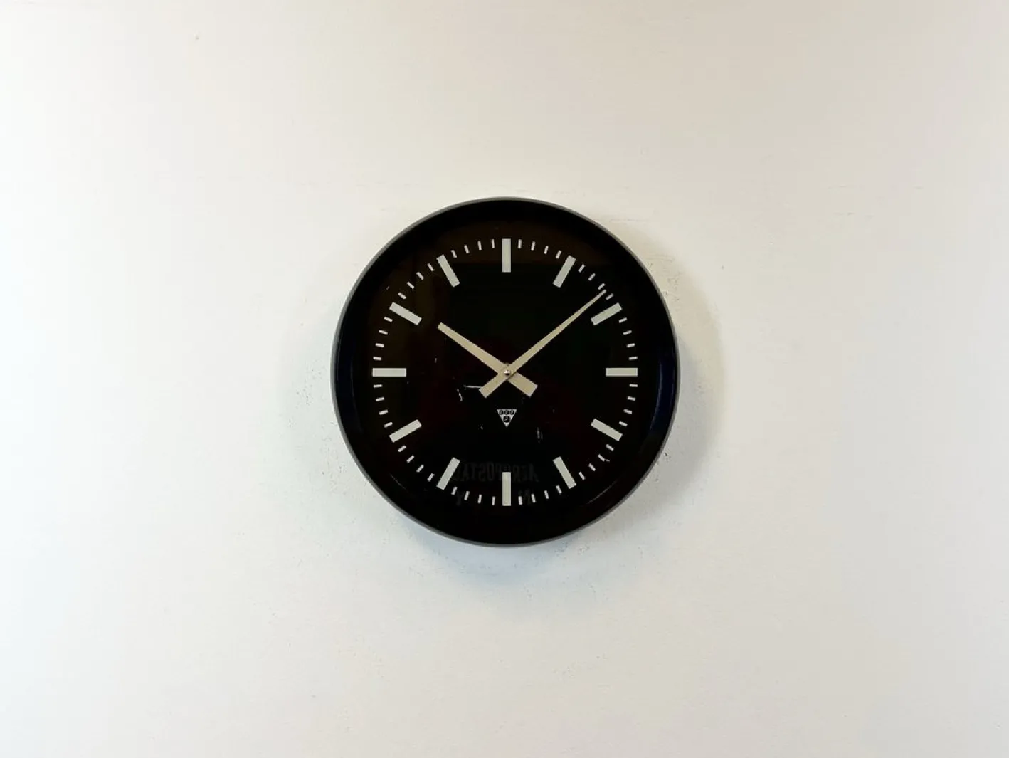 Industrielle Fabrik Wanduhr aus Bakelit von Pragotron, 1970er