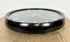 Industrielle Fabrik Wanduhr aus Bakelit von Pragotron, 1970er