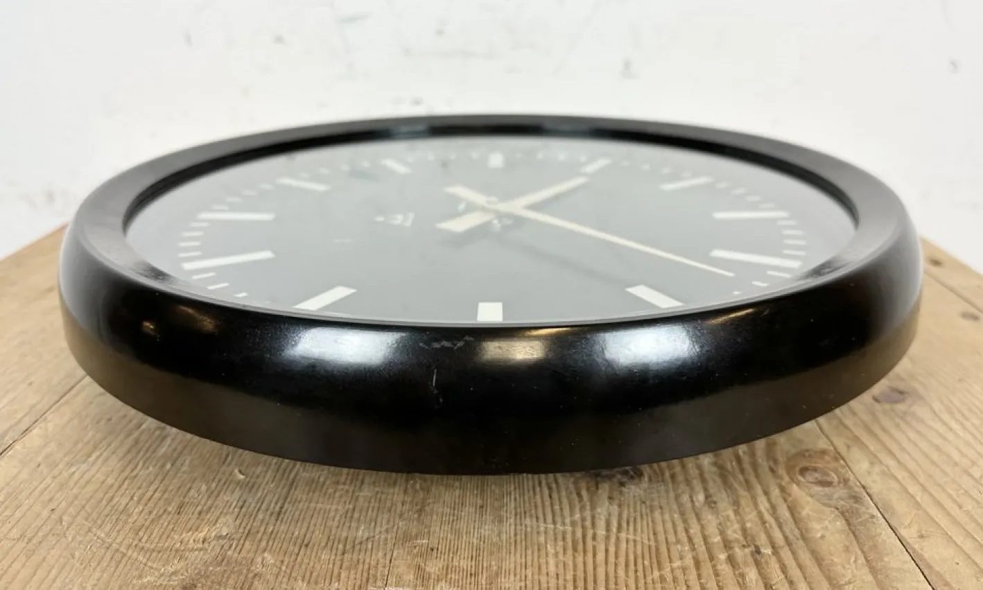 Industrielle Fabrik Wanduhr aus Bakelit von Pragotron, 1970er