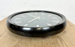 Industrielle Fabrik Wanduhr aus Bakelit von Pragotron, 1970er