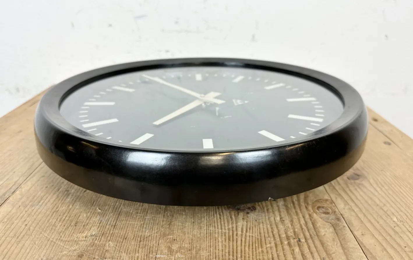Industrielle Fabrik Wanduhr aus Bakelit von Pragotron, 1970er