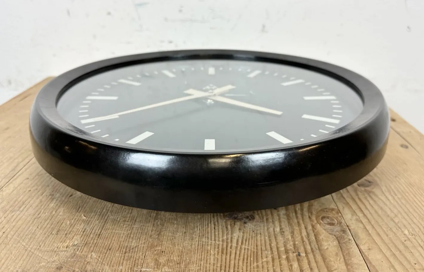 Industrielle Fabrik Wanduhr aus Bakelit von Pragotron, 1970er