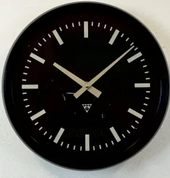 Industrielle Fabrik Wanduhr aus Bakelit von Pragotron, 1970er