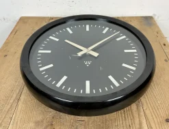 Industrielle Fabrik Wanduhr aus Bakelit von Pragotron, 1970er