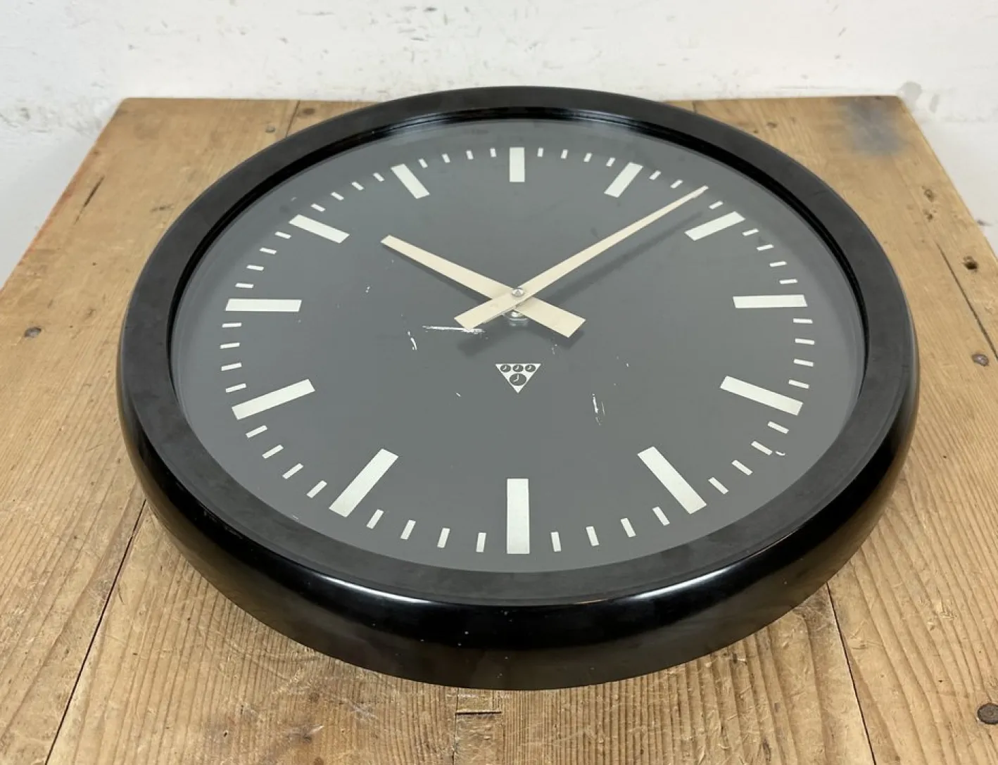 Industrielle Fabrik Wanduhr aus Bakelit von Pragotron, 1970er