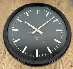 Industrielle Fabrik Wanduhr aus Bakelit von Pragotron, 1970er