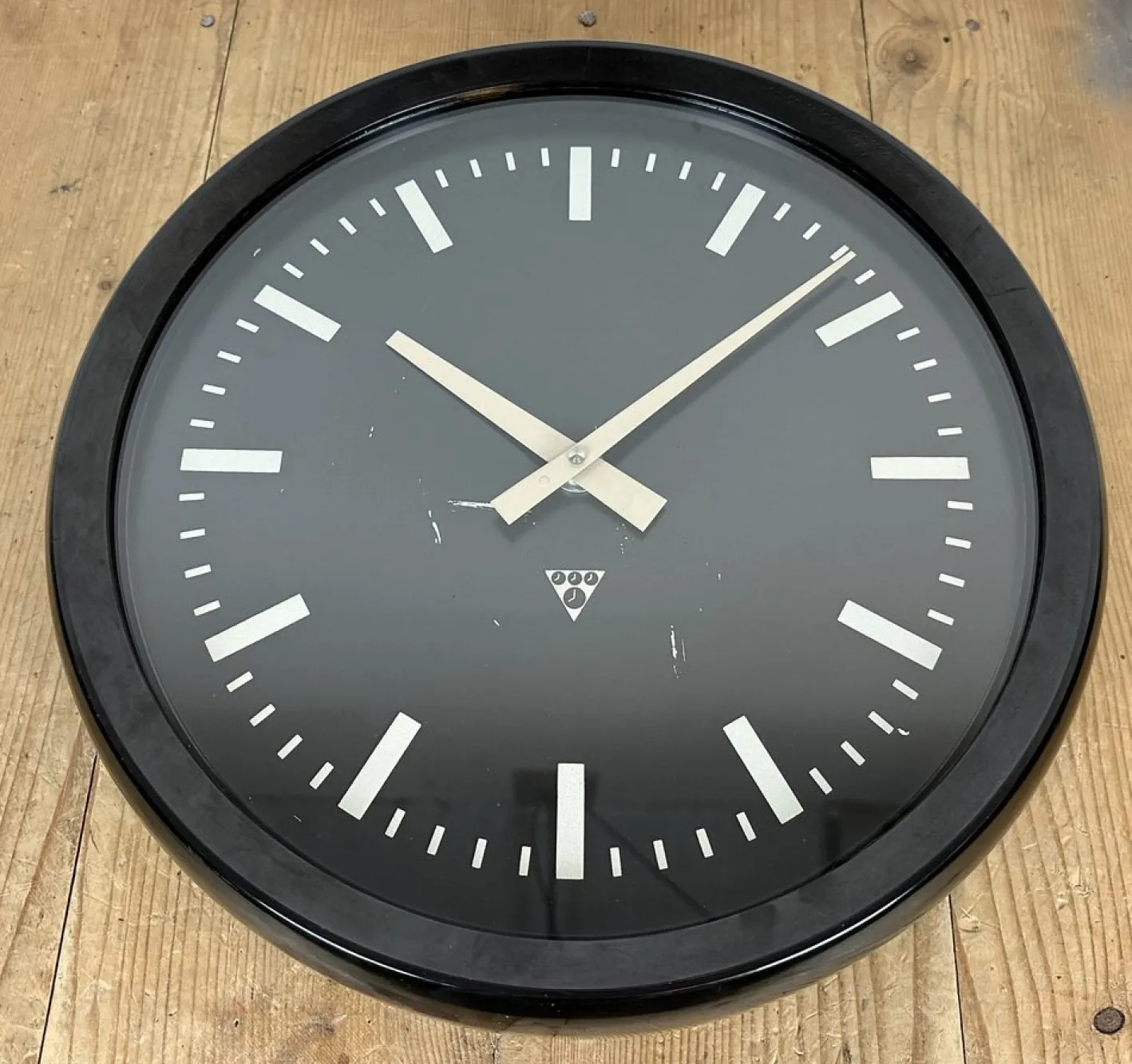 Industrielle Fabrik Wanduhr aus Bakelit von Pragotron, 1970er