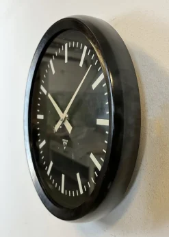 Industrielle Fabrik Wanduhr aus Bakelit von Pragotron, 1970er