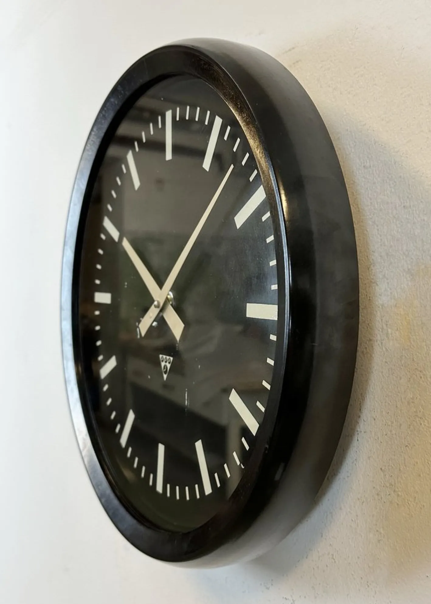 Industrielle Fabrik Wanduhr aus Bakelit von Pragotron, 1970er